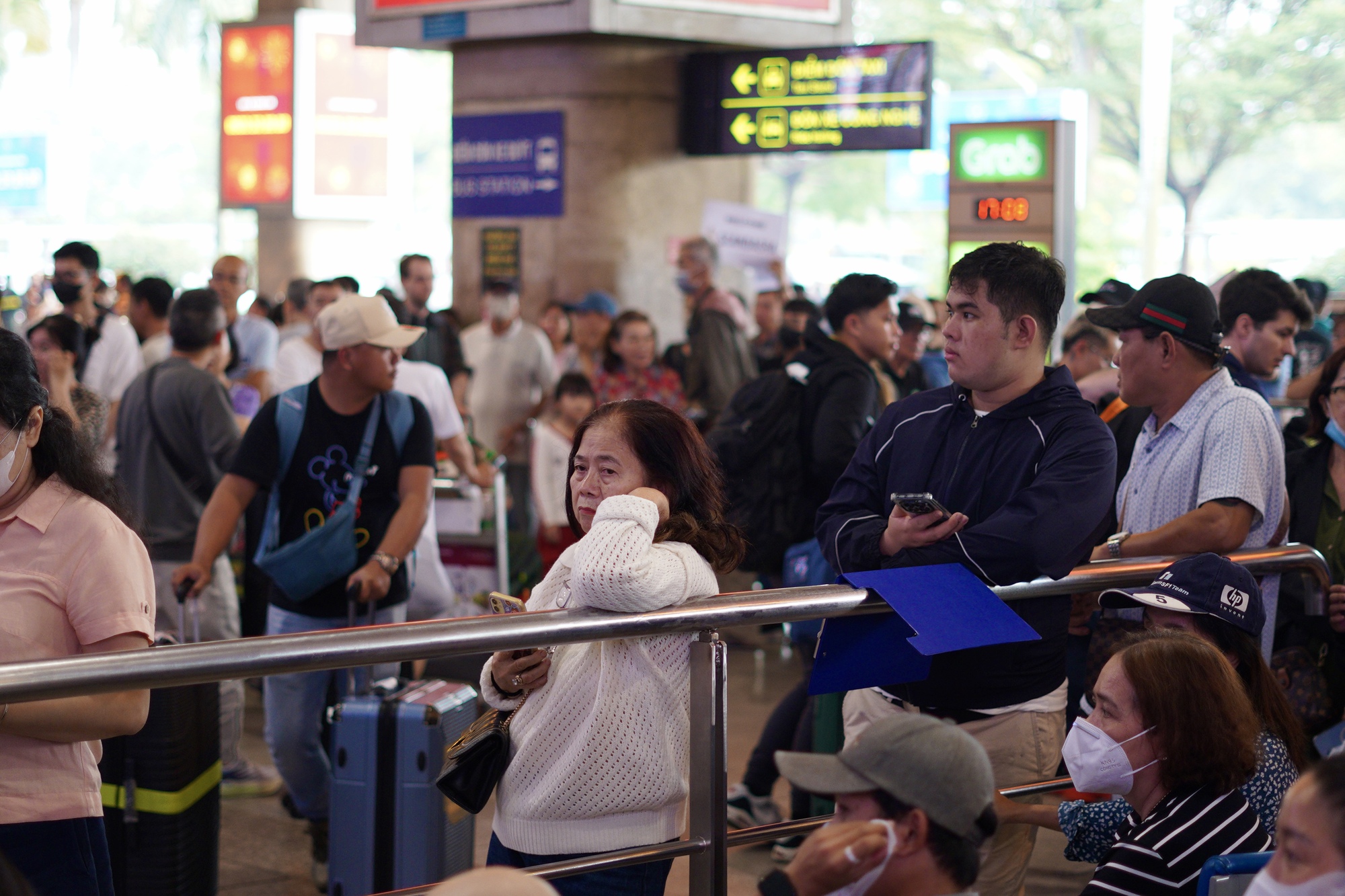 27 tiếng bay chỉ để &ocirc;m nhau một c&aacute;i: S&acirc;n bay T&acirc;n Sơn Nhất nghẹn ng&agrave;o ng&agrave;y đ&oacute;n người th&acirc;n về ăn Tết- Ảnh 1.