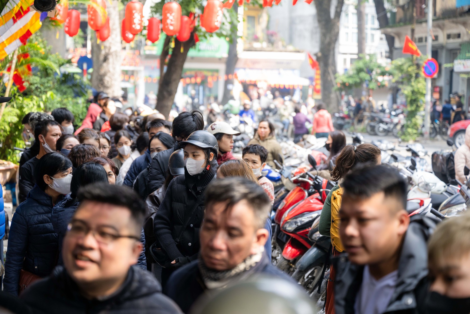 Xếp h&agrave;ng cả trăm m&eacute;t mua nem chua ở H&agrave; Nội: Người phải chờ 50 kh&aacute;ch, kẻ được 