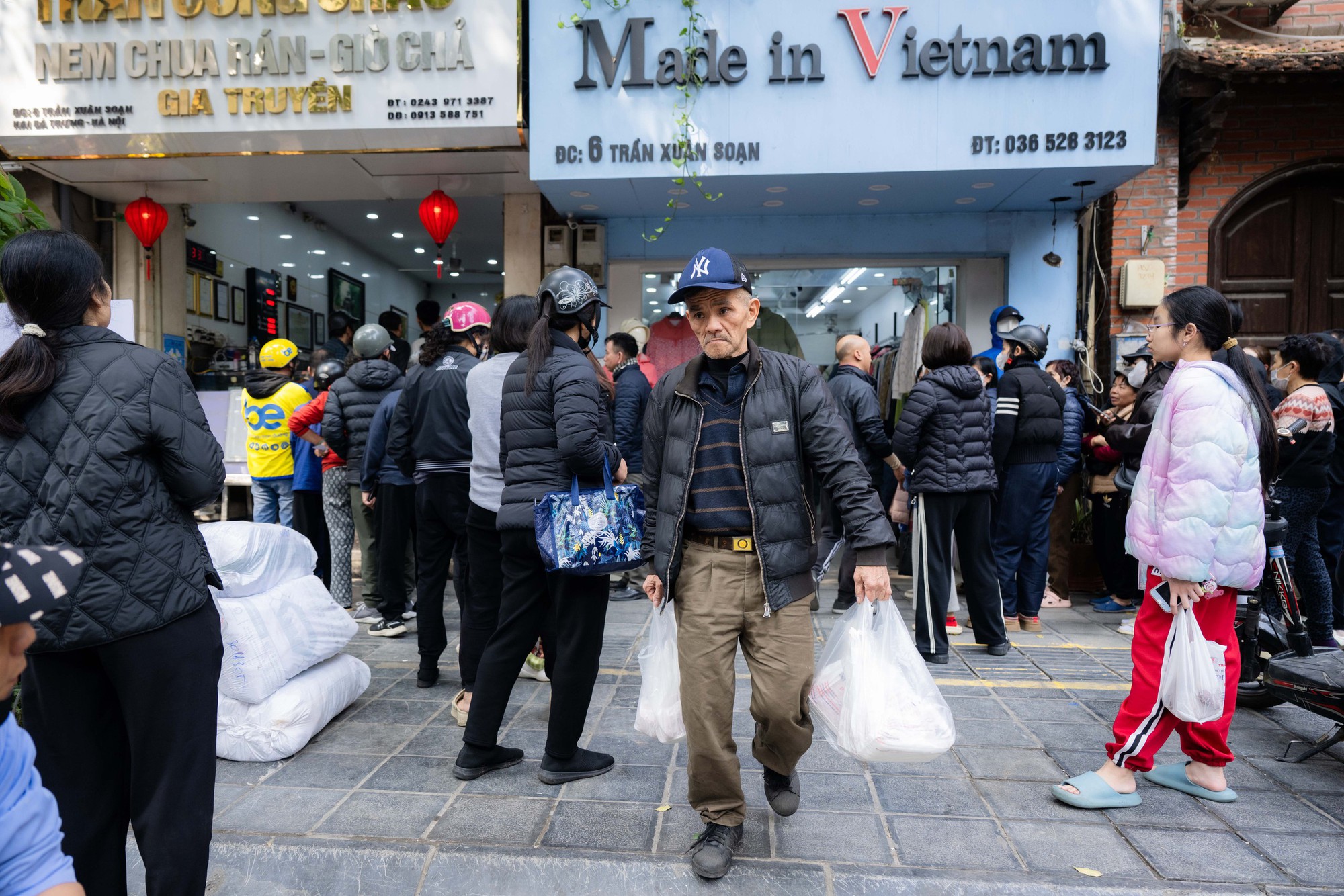 Xếp h&agrave;ng cả trăm m&eacute;t mua nem chua ở H&agrave; Nội: Người phải chờ 50 kh&aacute;ch, kẻ được 