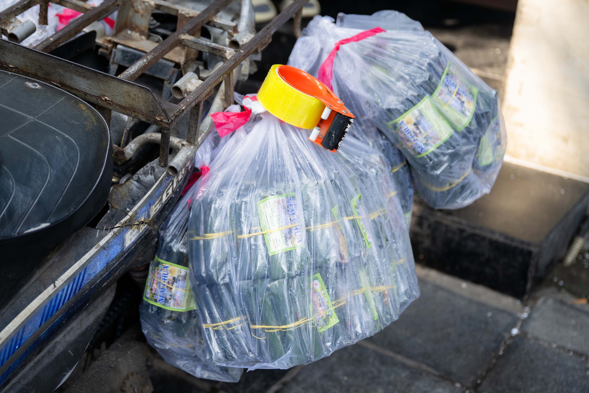 Xếp h&agrave;ng cả trăm m&eacute;t mua nem chua ở H&agrave; Nội: Người phải chờ 50 kh&aacute;ch, kẻ được 