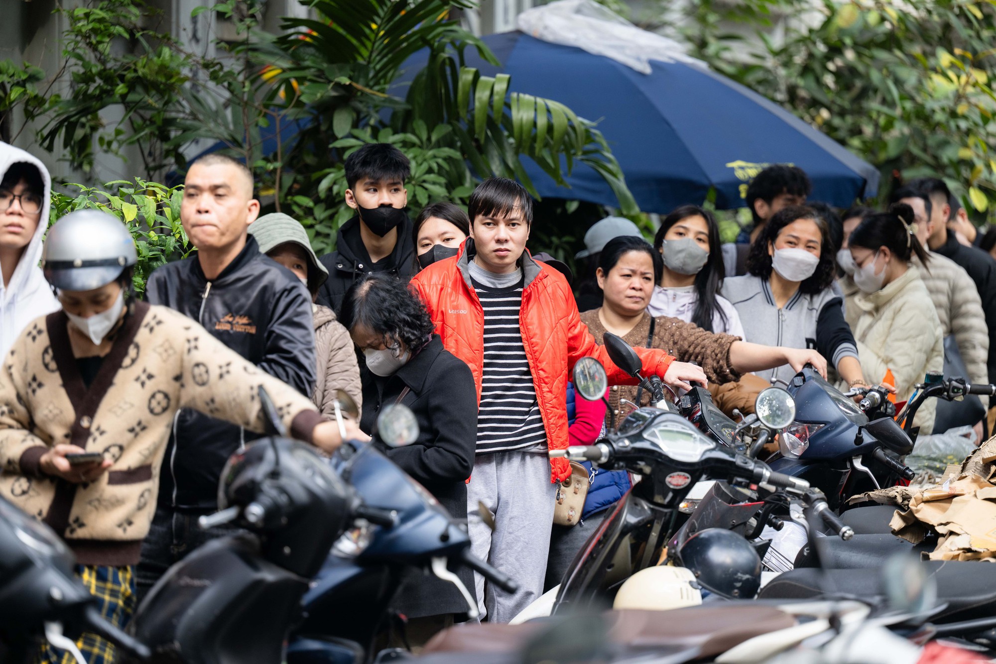 Xếp h&agrave;ng cả trăm m&eacute;t mua nem chua ở H&agrave; Nội: Người phải chờ 50 kh&aacute;ch, kẻ được 