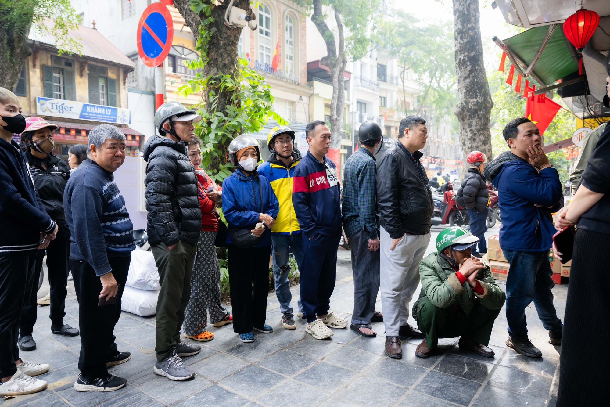 Xếp h&agrave;ng cả trăm m&eacute;t mua nem chua ở H&agrave; Nội: Người phải chờ 50 kh&aacute;ch, kẻ được 