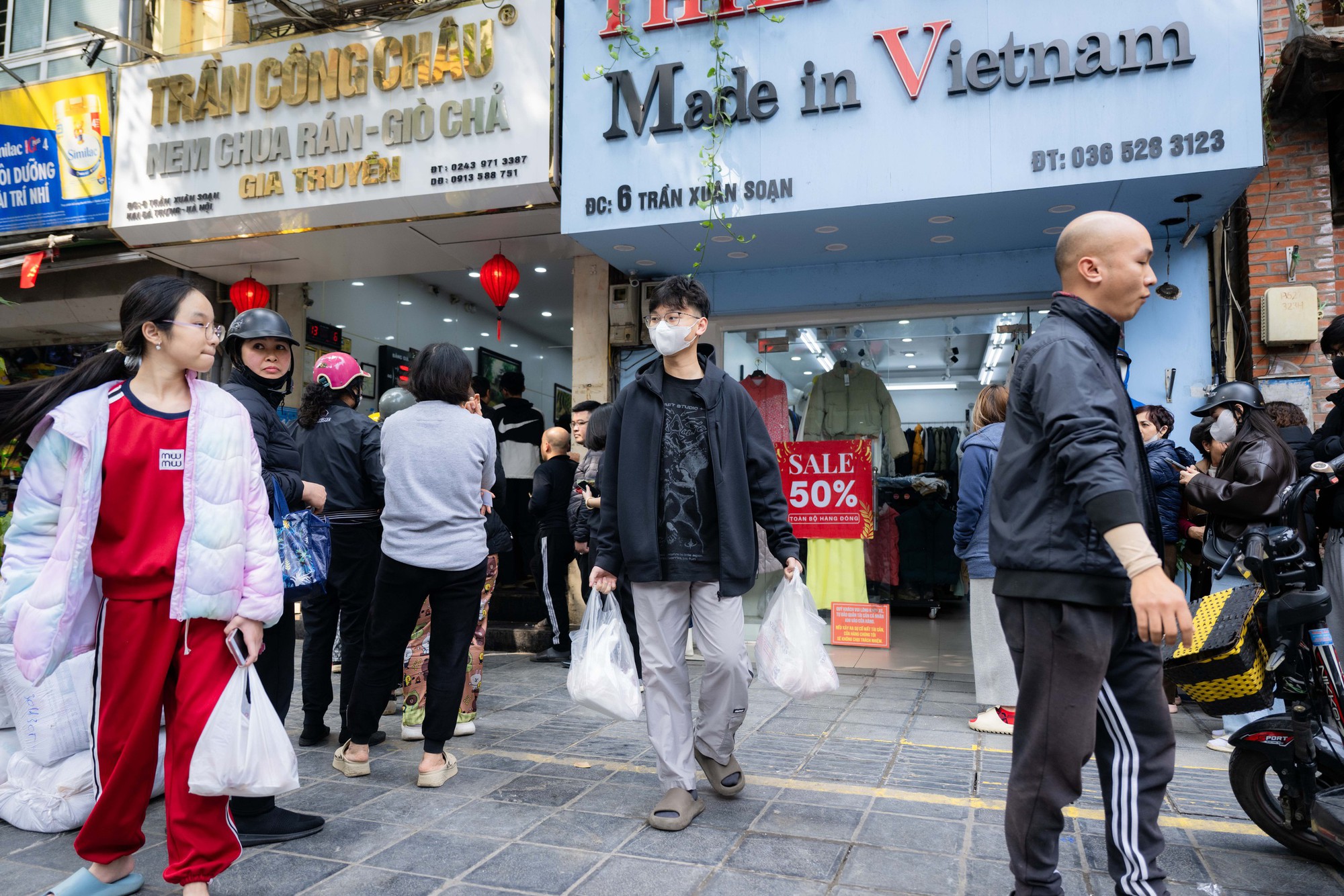 Xếp h&agrave;ng cả trăm m&eacute;t mua nem chua ở H&agrave; Nội: Người phải chờ 50 kh&aacute;ch, kẻ được 