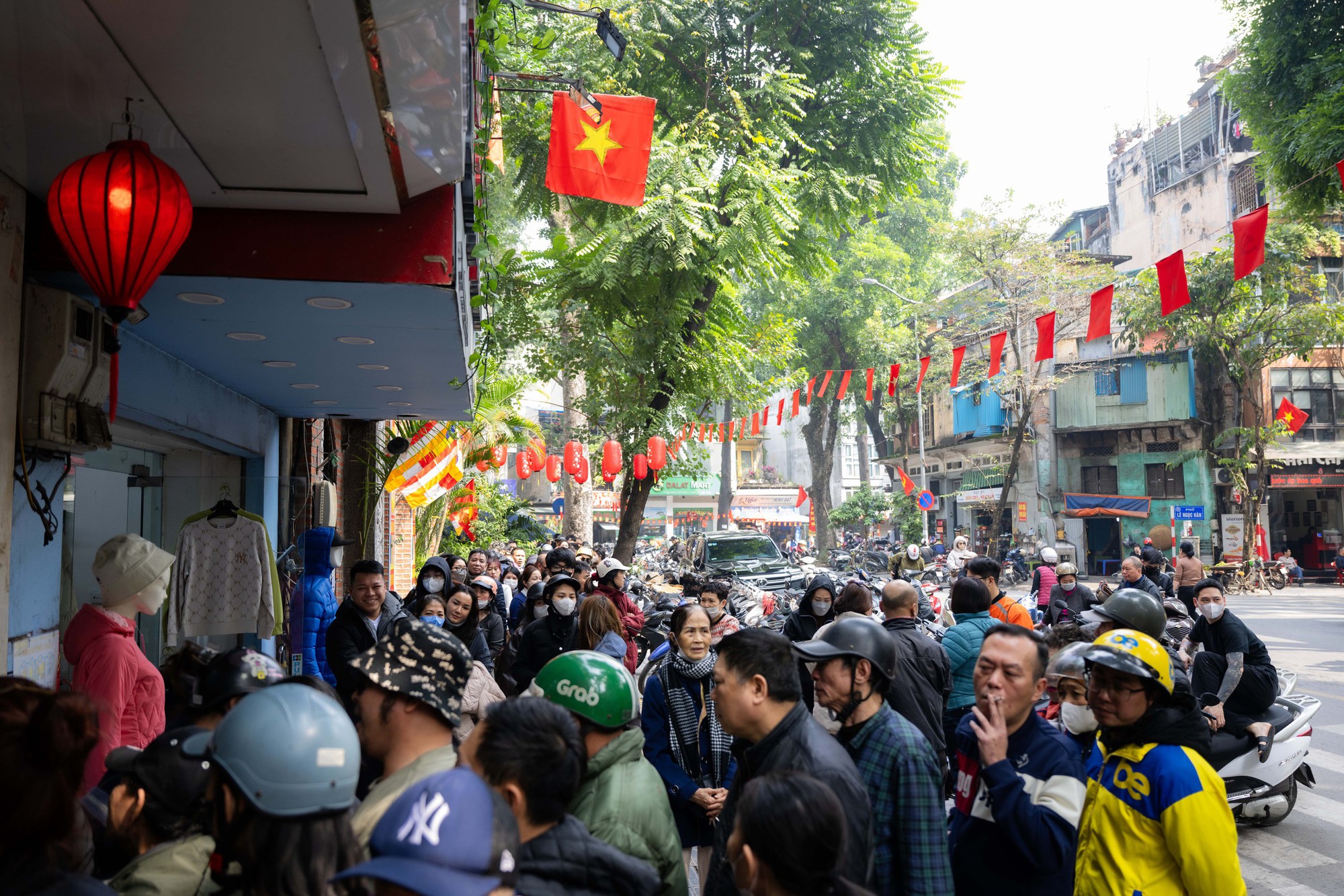 Xếp h&agrave;ng cả trăm m&eacute;t mua nem chua ở H&agrave; Nội: Người phải chờ 50 kh&aacute;ch, kẻ được 