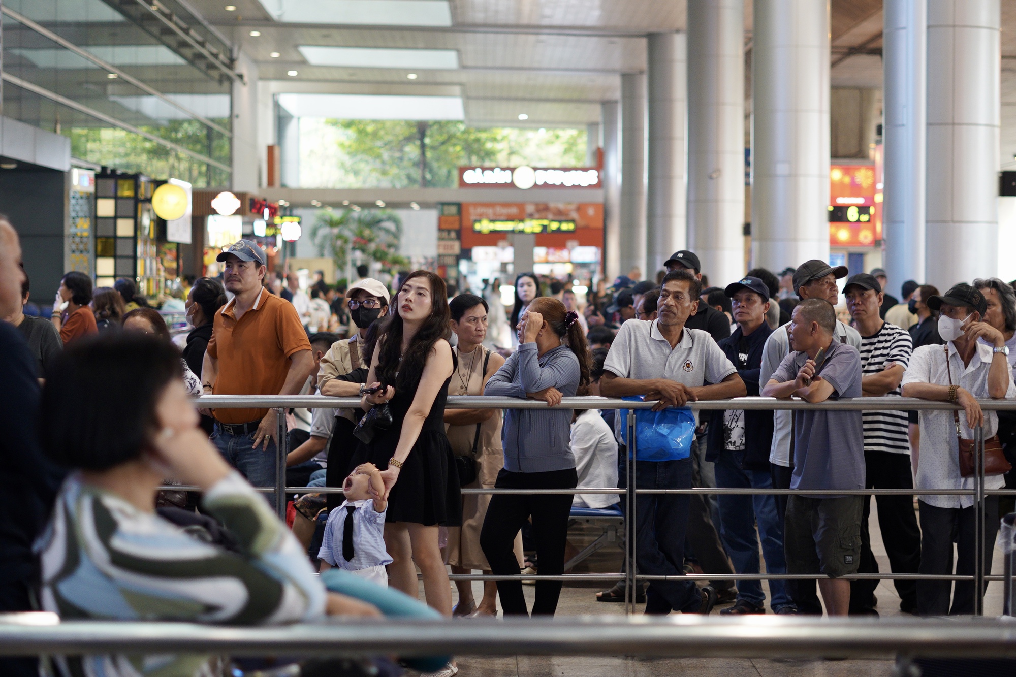 27 tiếng bay chỉ để &ocirc;m nhau một c&aacute;i: S&acirc;n bay T&acirc;n Sơn Nhất nghẹn ng&agrave;o ng&agrave;y đ&oacute;n người th&acirc;n về ăn Tết- Ảnh 3.