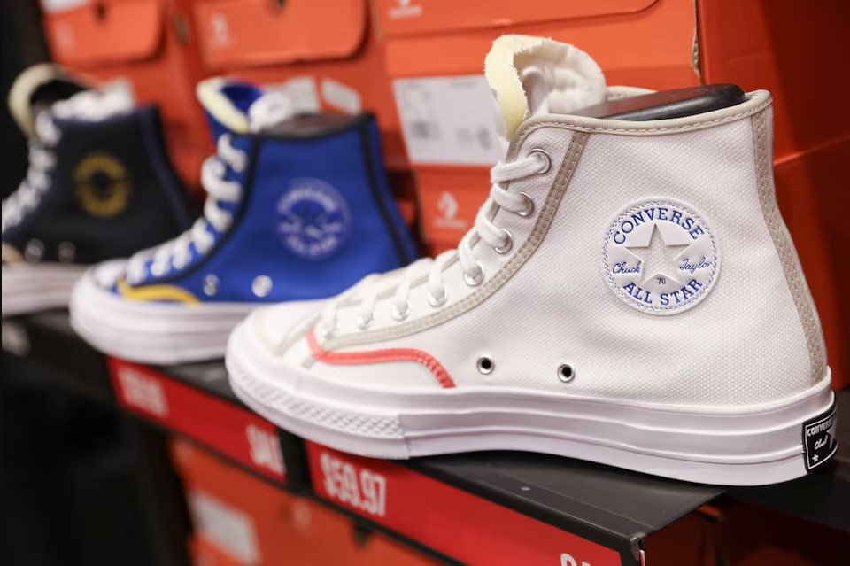 Thương hiệu gi&agrave;y Converse chao đảo, doanh số thấp nhất 15 năm, nh&acirc;n vi&ecirc;n được y&ecirc;u cầu l&agrave;m việc tại nh&agrave; để chờ tin sa thải- Ảnh 1.