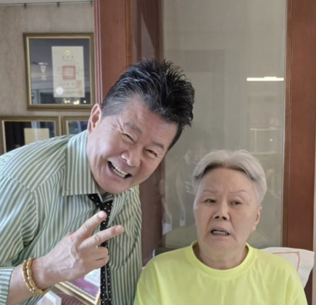 B&agrave; x&atilde; mất tr&iacute; nhớ v&agrave; kh&ocirc;ng thể giao tiếp b&igrave;nh thường, nam ca sĩ sang tận Mỹ l&agrave;m 1 điều ai cũng x&oacute;t xa- Ảnh 1.