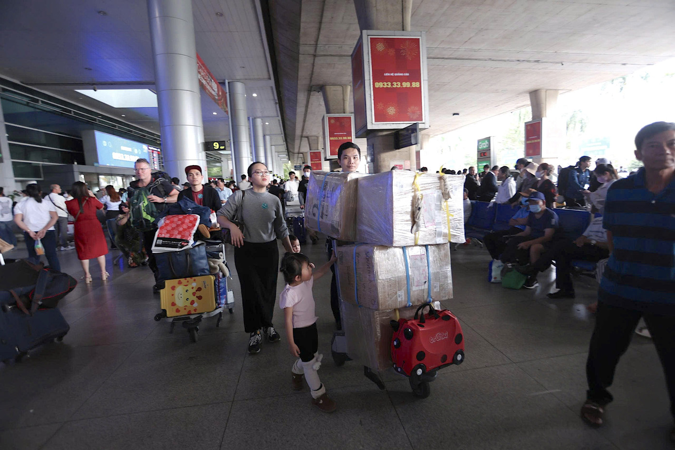Ga quốc tế s&acirc;n bay T&acirc;n Sơn Nhất nườm nượp đ&oacute;n đưa người th&acirc;n về ăn Tết- Ảnh 1.