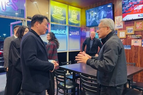 Bữa g&agrave; r&aacute;n tỷ USD của &ocirc;ng Jensen Huang: Bữa ăn b&igrave;nh d&acirc;n gi&uacute;p NVIDIA đi đầu trong b&atilde;o ch&iacute;p nhớ như thế n&agrave;o- Ảnh 2.