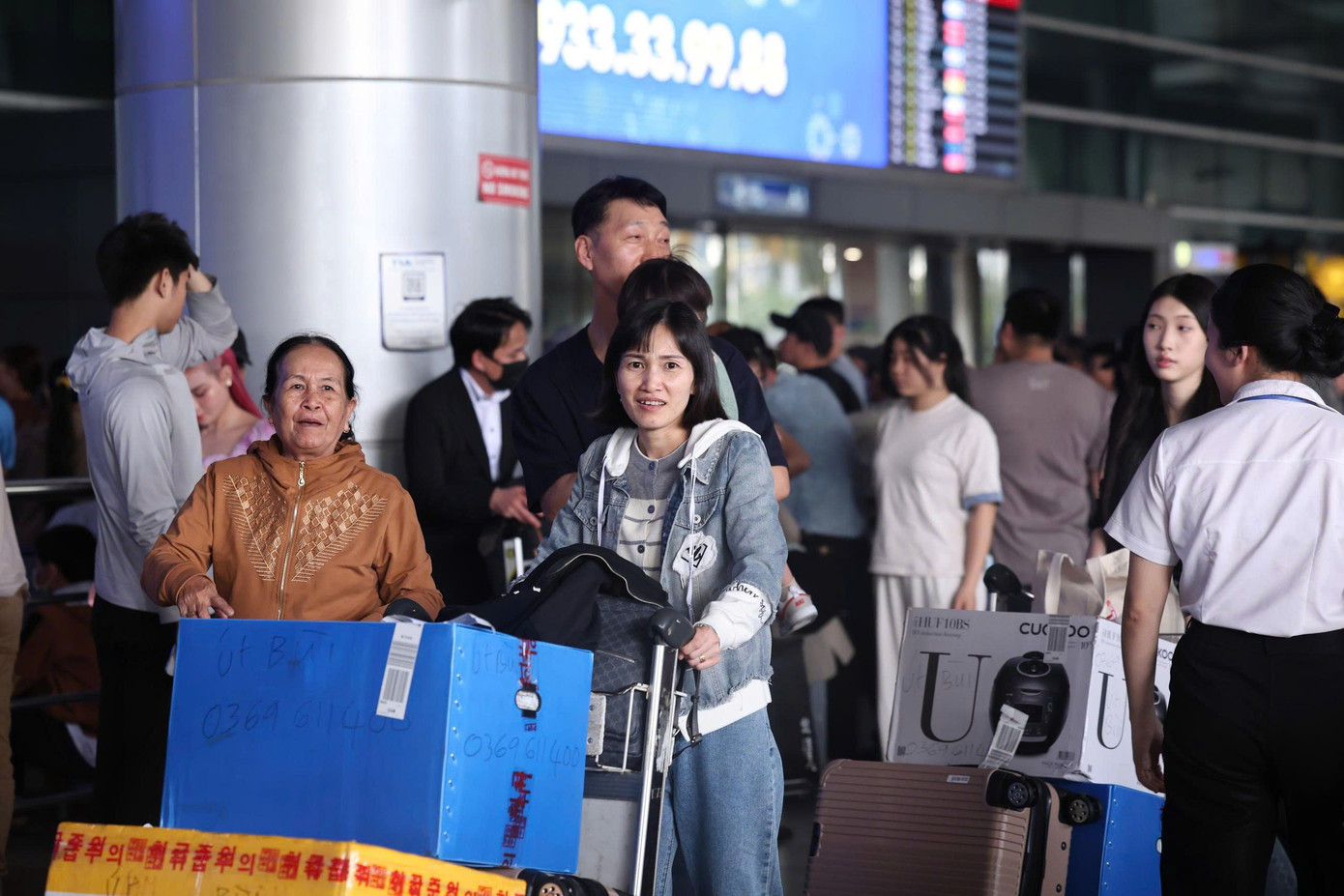 Ga quốc tế s&acirc;n bay T&acirc;n Sơn Nhất nườm nượp đ&oacute;n đưa người th&acirc;n về ăn Tết- Ảnh 3.