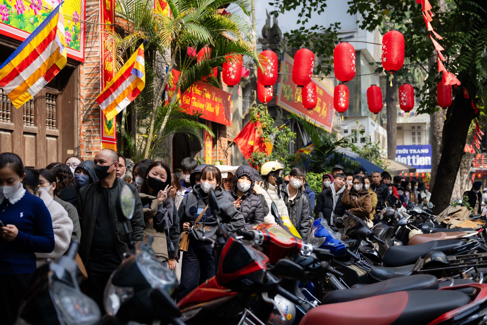 Xếp h&agrave;ng cả trăm m&eacute;t mua nem chua ở H&agrave; Nội: Người phải chờ 50 kh&aacute;ch, kẻ được 