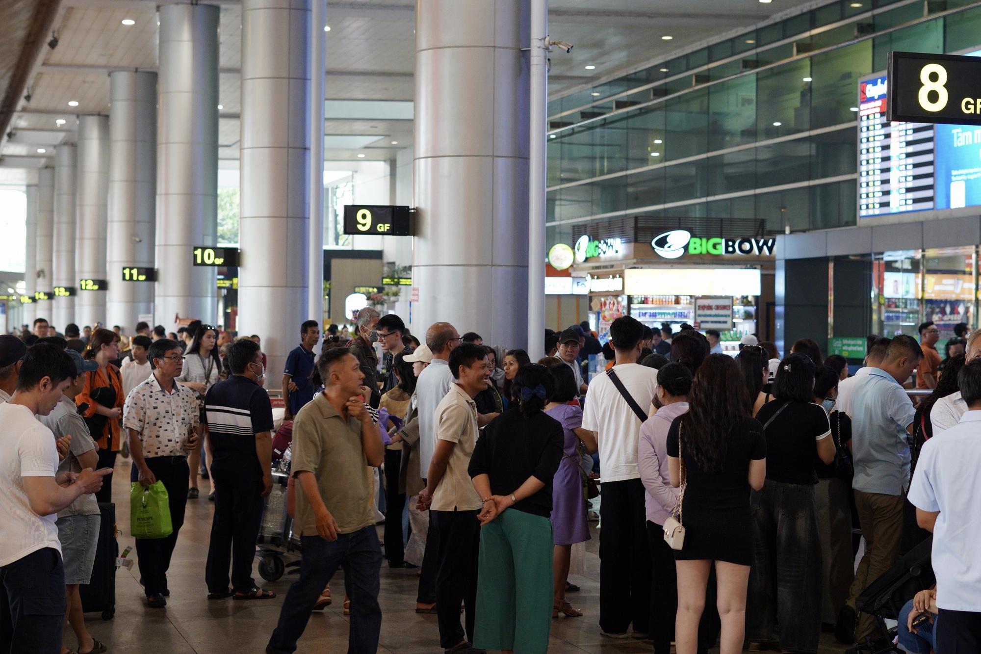 27 tiếng bay chỉ để &ocirc;m nhau một c&aacute;i: S&acirc;n bay T&acirc;n Sơn Nhất nghẹn ng&agrave;o ng&agrave;y đ&oacute;n người th&acirc;n về ăn Tết- Ảnh 2.