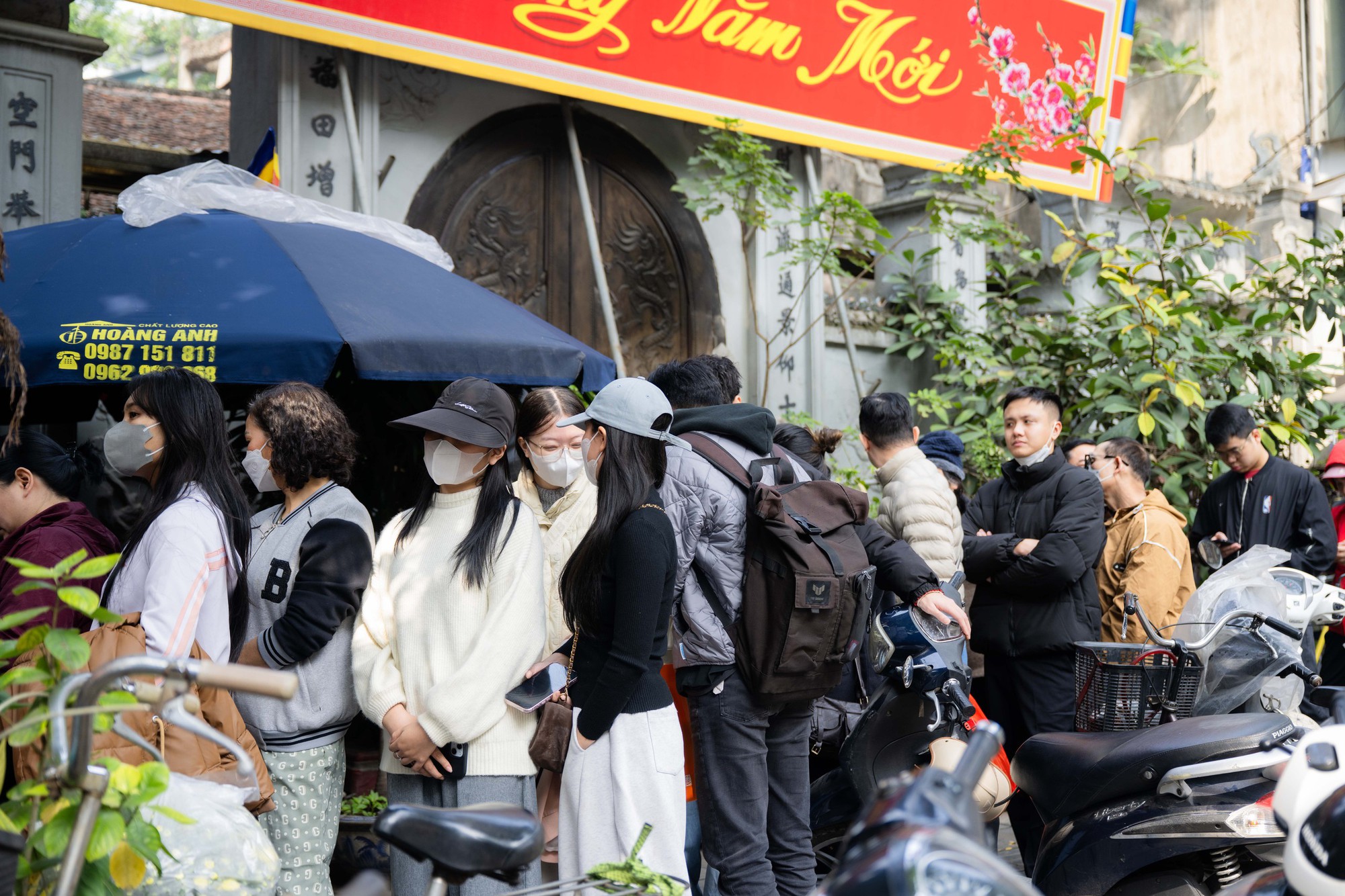 Xếp h&agrave;ng cả trăm m&eacute;t mua nem chua ở H&agrave; Nội: Người phải chờ 50 kh&aacute;ch, kẻ được 