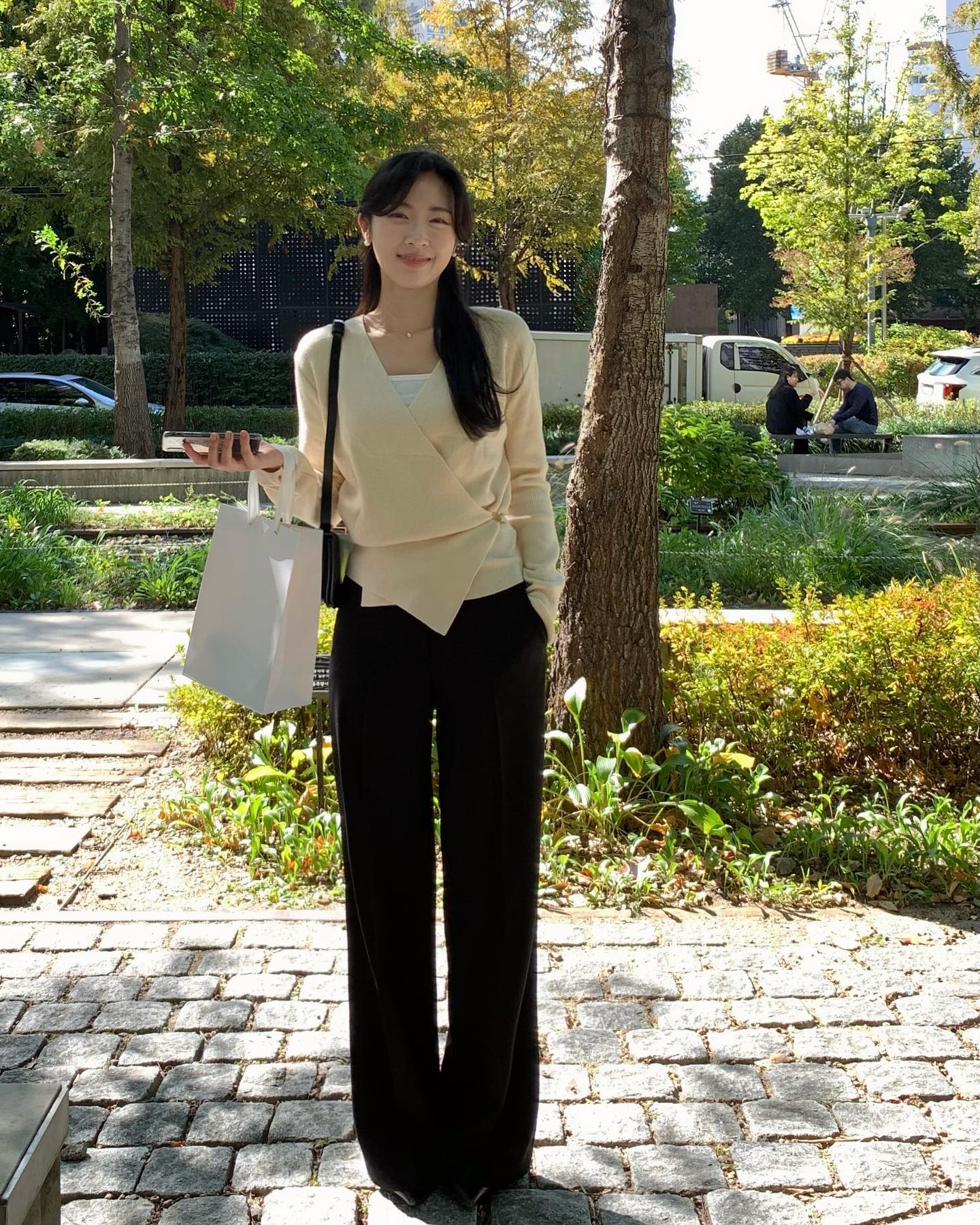 Mẫu &aacute;o đang "hot" khủng khiếp: Cứ mặc l&agrave; d&aacute;ng thon thả hơn, chuẩn thanh lịch từ c&ocirc;ng sở ra phố- Ảnh 3.