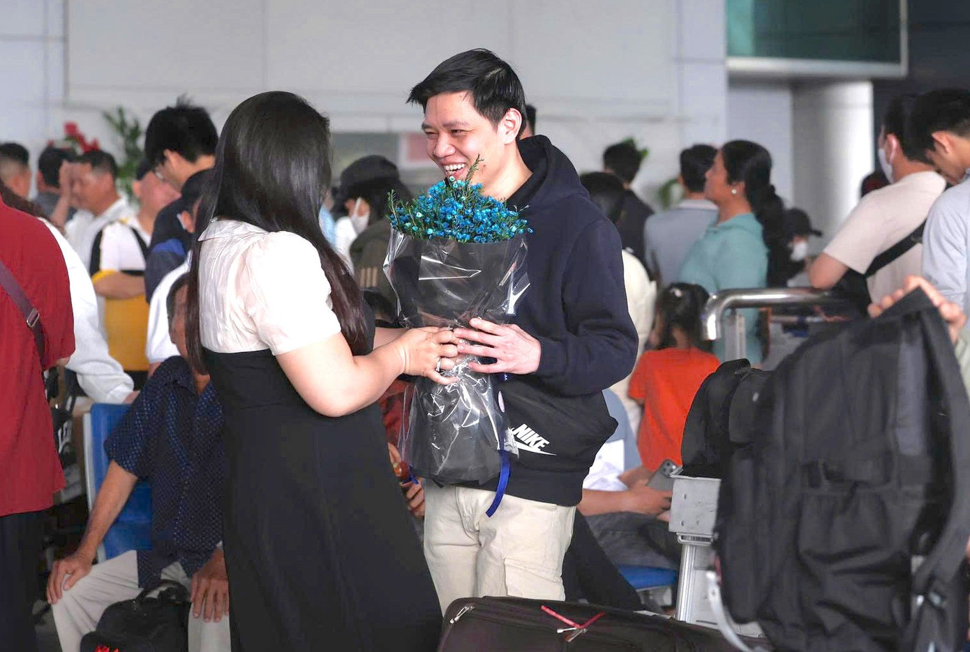 Ga quốc tế s&acirc;n bay T&acirc;n Sơn Nhất nườm nượp đ&oacute;n đưa người th&acirc;n về ăn Tết- Ảnh 8.