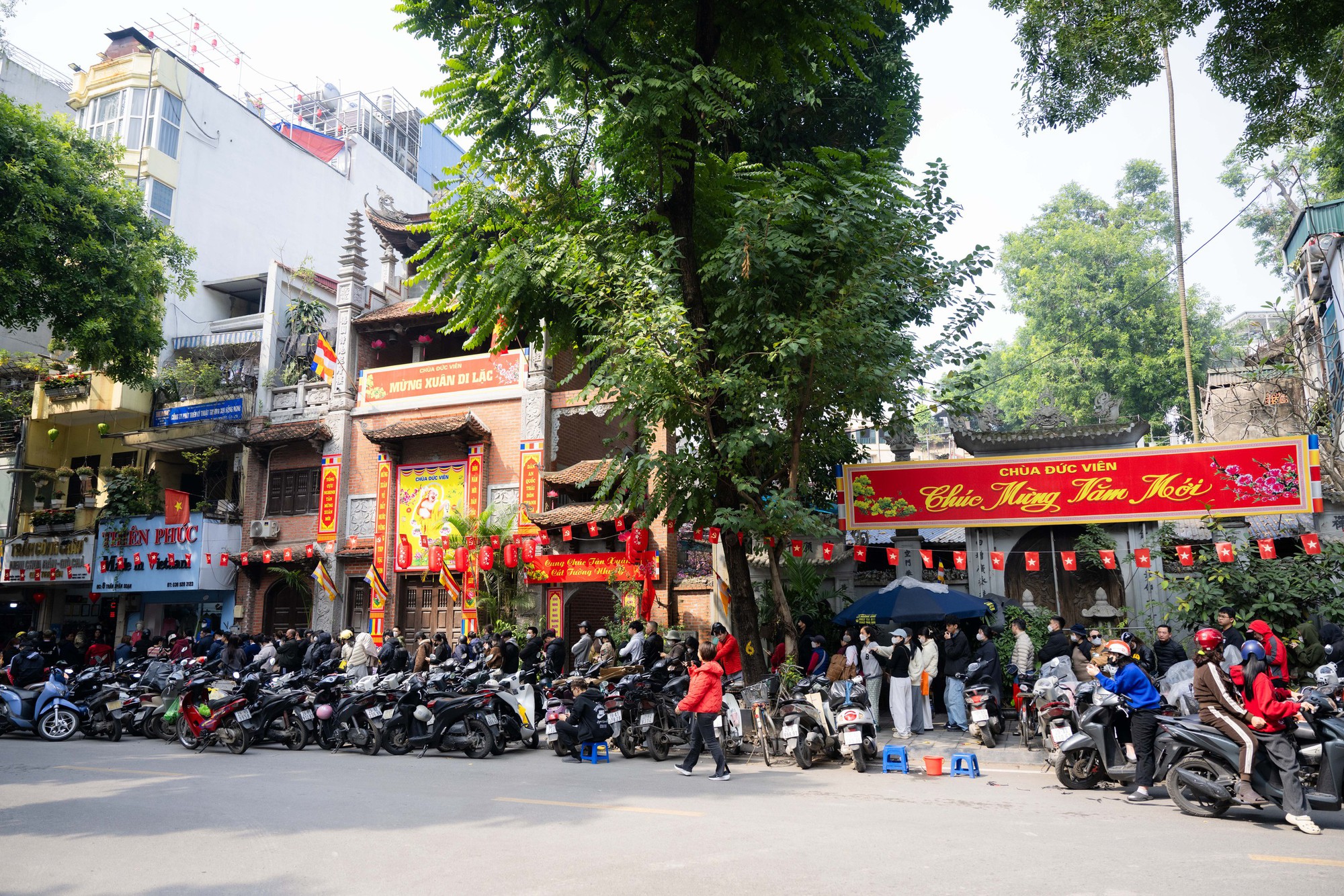 Xếp h&agrave;ng cả trăm m&eacute;t mua nem chua ở H&agrave; Nội: Người phải chờ 50 kh&aacute;ch, kẻ được 