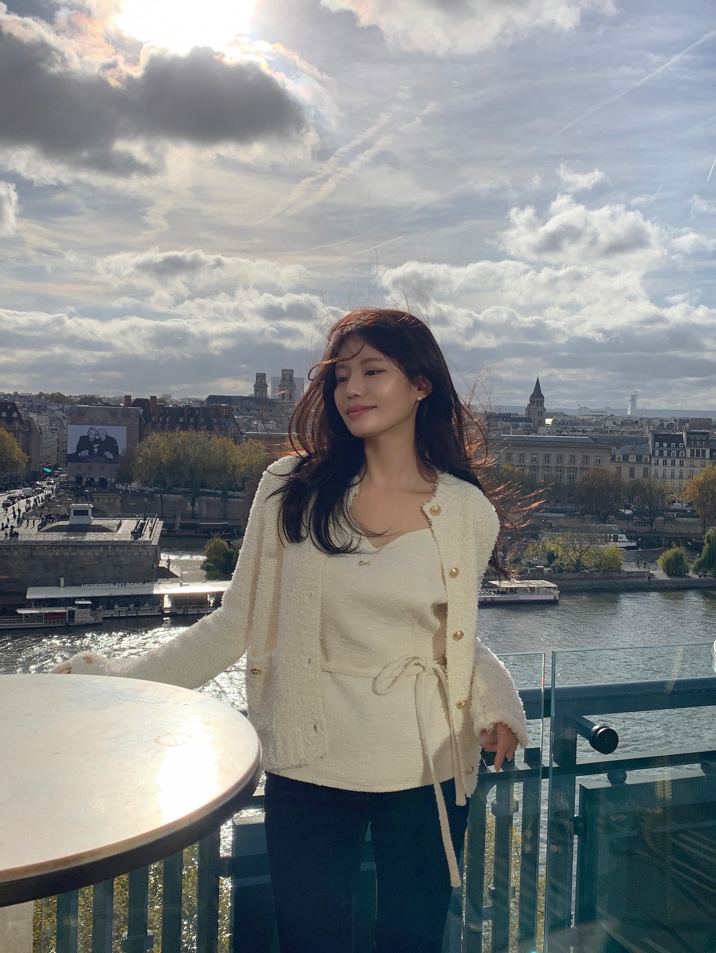 Mẫu &aacute;o đang "hot" khủng khiếp: Cứ mặc l&agrave; d&aacute;ng thon thả hơn, chuẩn thanh lịch từ c&ocirc;ng sở ra phố- Ảnh 4.