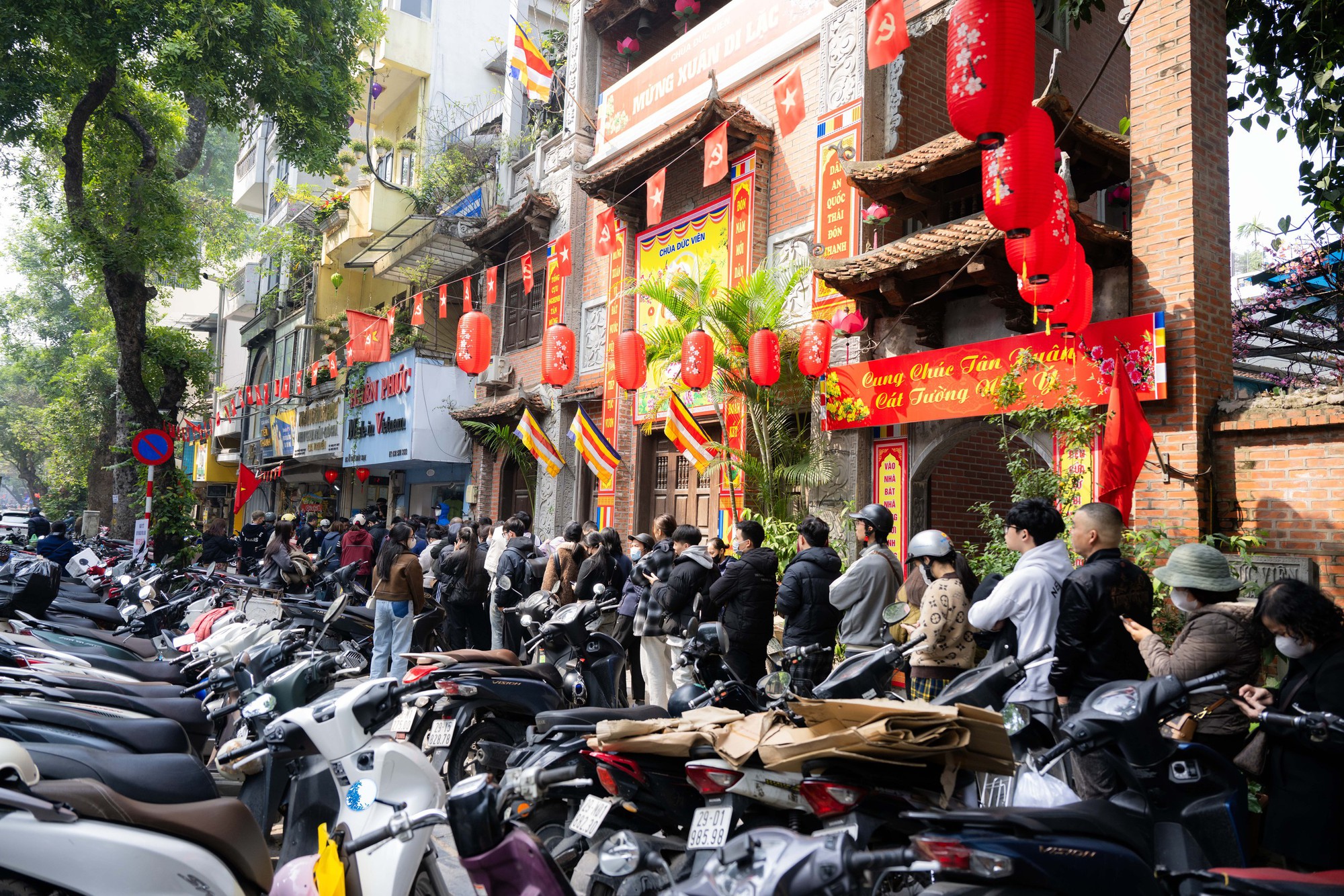 Xếp h&agrave;ng cả trăm m&eacute;t mua nem chua ở H&agrave; Nội: Người phải chờ 50 kh&aacute;ch, kẻ được 