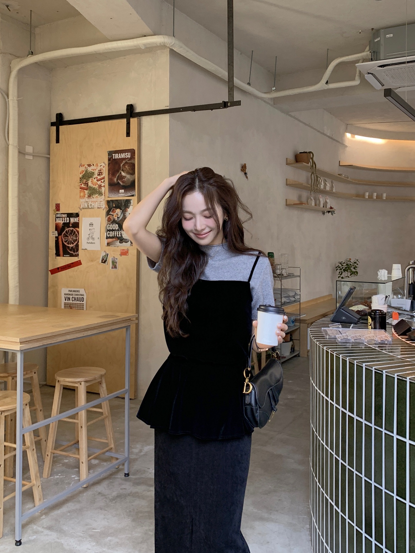 Mẫu &aacute;o đang "hot" khủng khiếp: Cứ mặc l&agrave; d&aacute;ng thon thả hơn, chuẩn thanh lịch từ c&ocirc;ng sở ra phố- Ảnh 9.