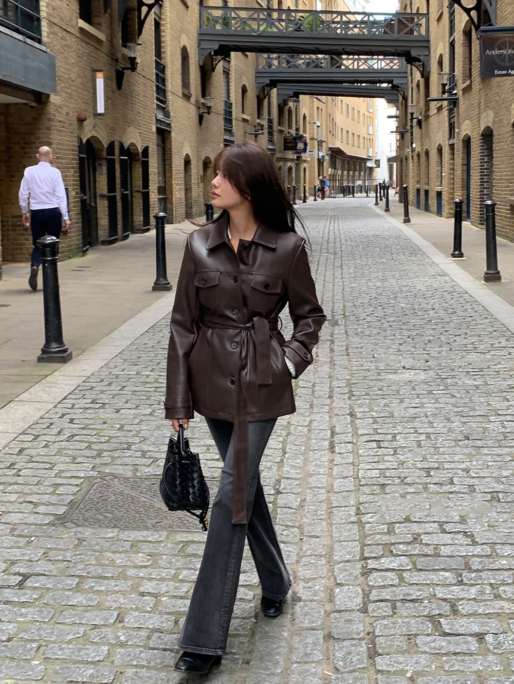 Mẫu &aacute;o đang "hot" khủng khiếp: Cứ mặc l&agrave; d&aacute;ng thon thả hơn, chuẩn thanh lịch từ c&ocirc;ng sở ra phố- Ảnh 11.