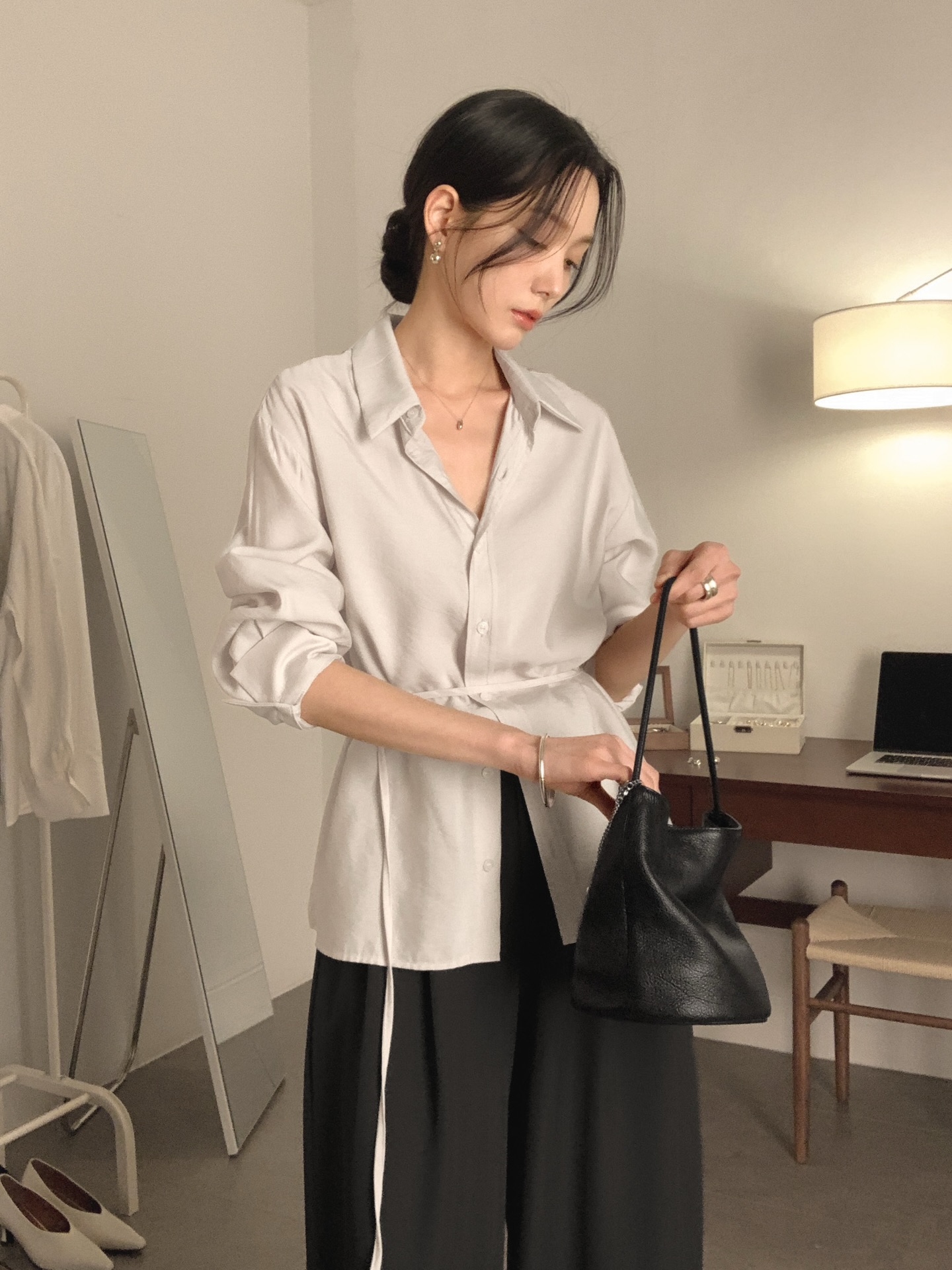 Mẫu &aacute;o đang "hot" khủng khiếp: Cứ mặc l&agrave; d&aacute;ng thon thả hơn, chuẩn thanh lịch từ c&ocirc;ng sở ra phố- Ảnh 10.