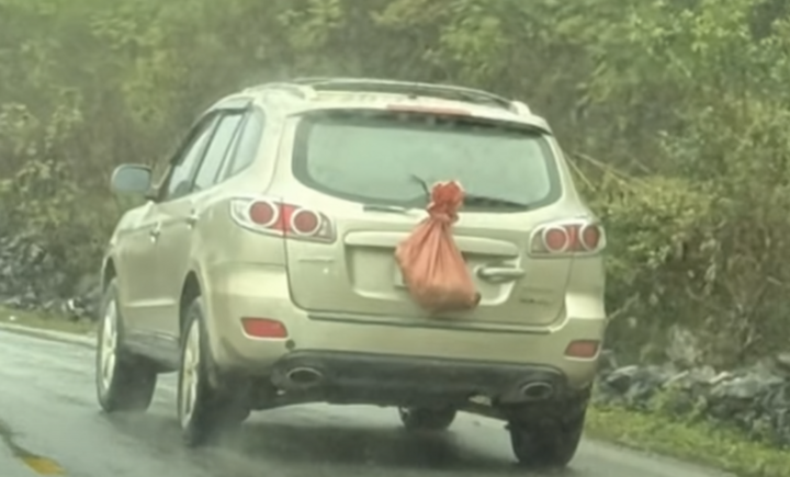 Để biển số b&aacute;m bẩn, t&agrave;i xế xe r&aacute;c bị phạt 23 triệu đồng- Ảnh 2.