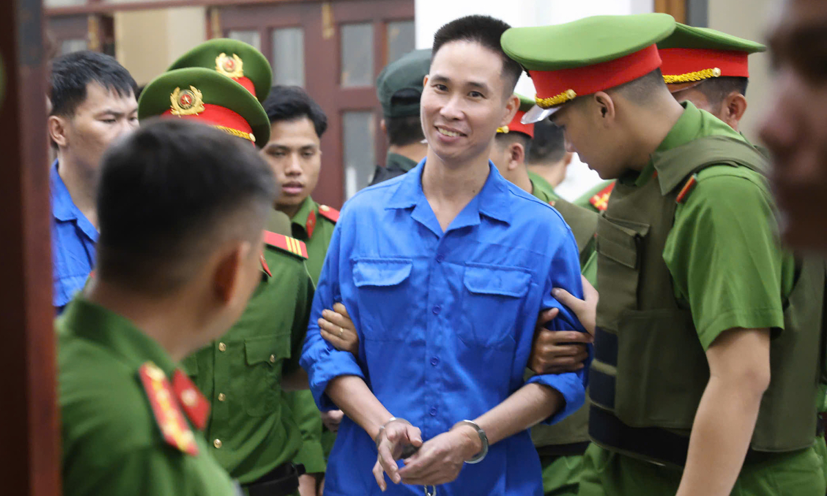 Thảm &aacute;n 3 người tử vong ở Đồng Nai: Lạnh người nụ cười thản nhi&ecirc;n v&agrave; biểu cảm kh&oacute; hiểu của L&ecirc; Sỹ T&ugrave;ng khi bị tuy&ecirc;n &aacute;n tử h&igrave;nh- Ảnh 1.