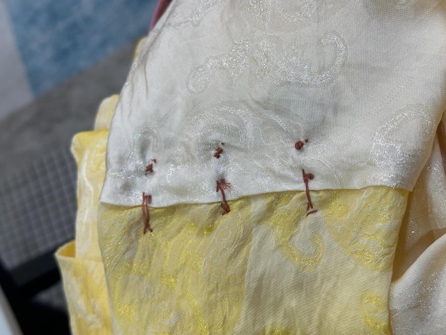 Hội chị em cạn lời với đường may ẩu b&ecirc;n trong chiếc &aacute;o d&agrave;i gần 2 triệu đồng: "Thế n&agrave;y chỉ đ&aacute;ng 400 ngh&igrave;n"- Ảnh 2.