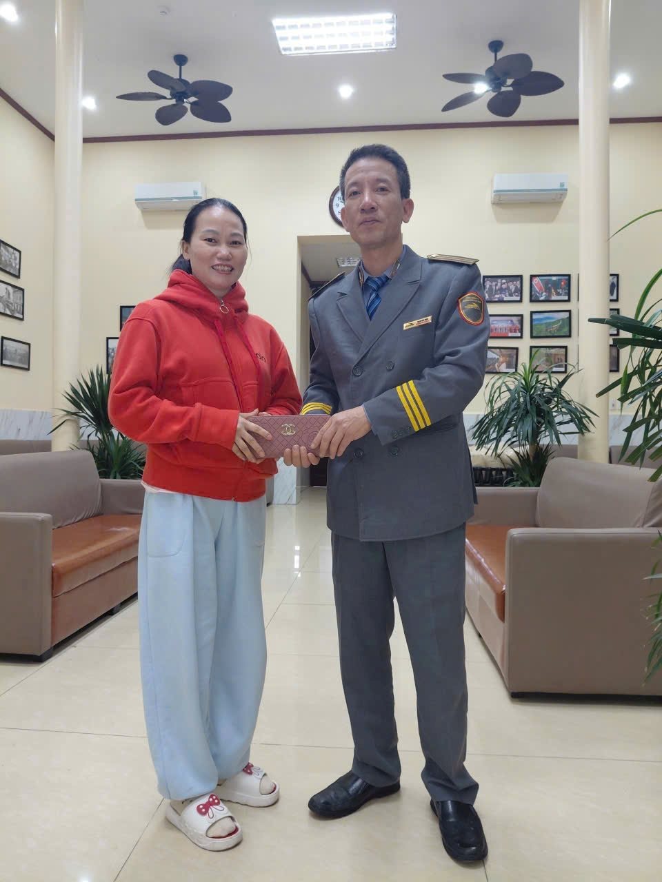 Ph&aacute;t hiện 39 tờ tiền c&oacute; mệnh gi&aacute; từ 500K-50K, d&acirc;y chuyền v&agrave;ng, lắc tay v&agrave;ng, khuy&ecirc;n tai v&agrave;ng bị bỏ qu&ecirc;n tr&ecirc;n chuyến t&agrave;u về ga H&agrave; Nội- Ảnh 2.