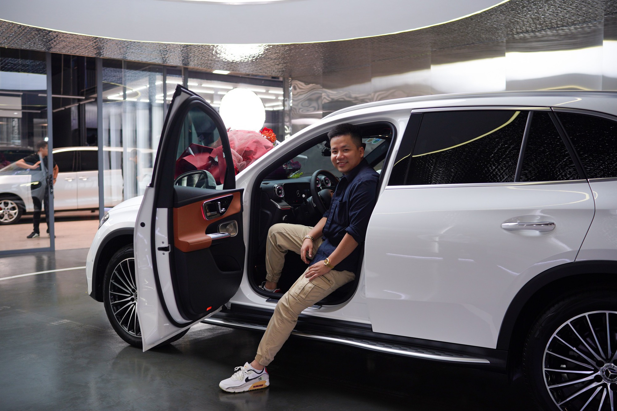 Nh&igrave;n lại d&agrave;n xe của Khoa Pug trước khi tuy&ecirc;n bố ph&aacute; sản: Từ Camry &lsquo;m&aacute;y V6&rsquo; độc lạ tại Mỹ đến cặp đ&ocirc;i Mercedes-Benz hơn 4 tỷ đồng tại Việt Nam- Ảnh 5.