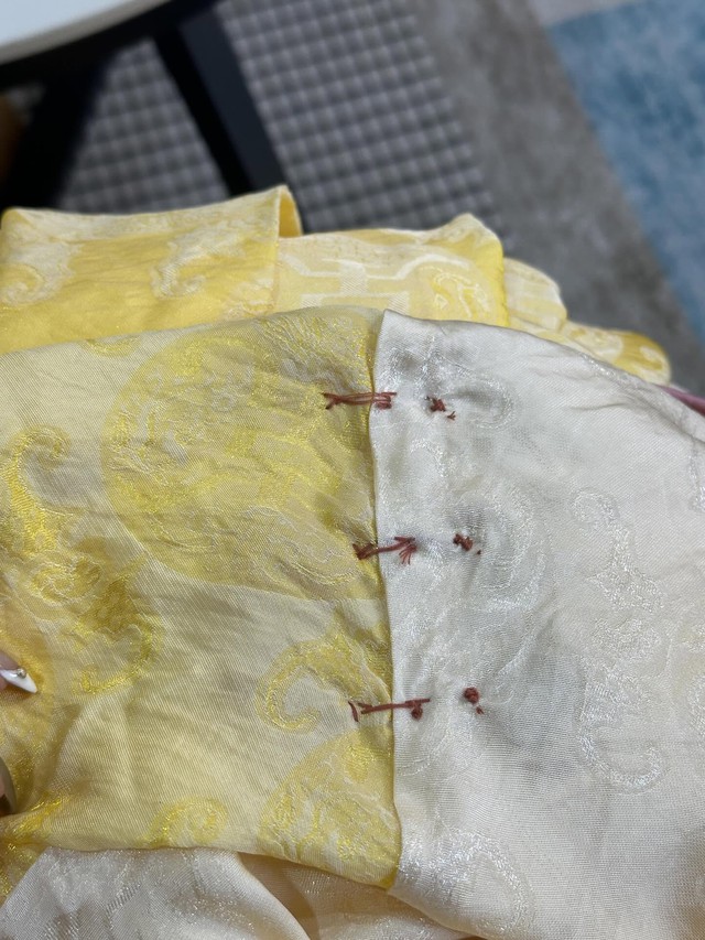 Hội chị em cạn lời với đường may ẩu b&ecirc;n trong chiếc &aacute;o d&agrave;i gần 2 triệu đồng: "Thế n&agrave;y chỉ đ&aacute;ng 400 ngh&igrave;n"- Ảnh 3.