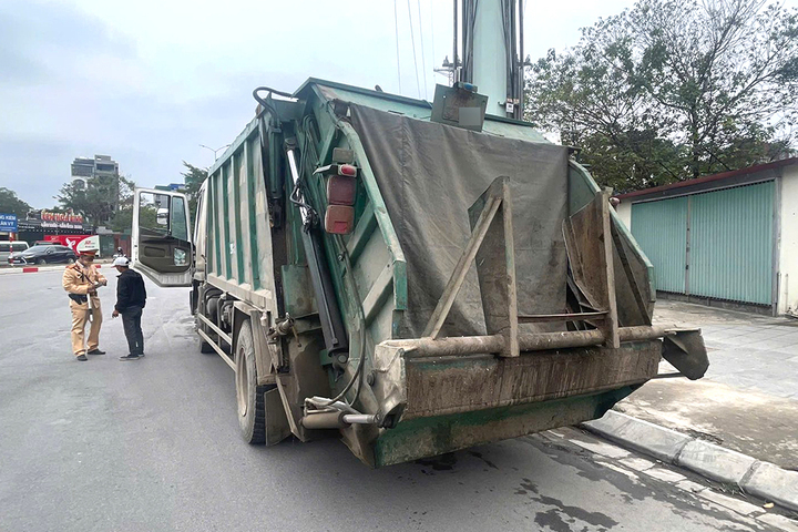 Để biển số b&aacute;m bẩn, t&agrave;i xế xe r&aacute;c bị phạt 23 triệu đồng- Ảnh 1.