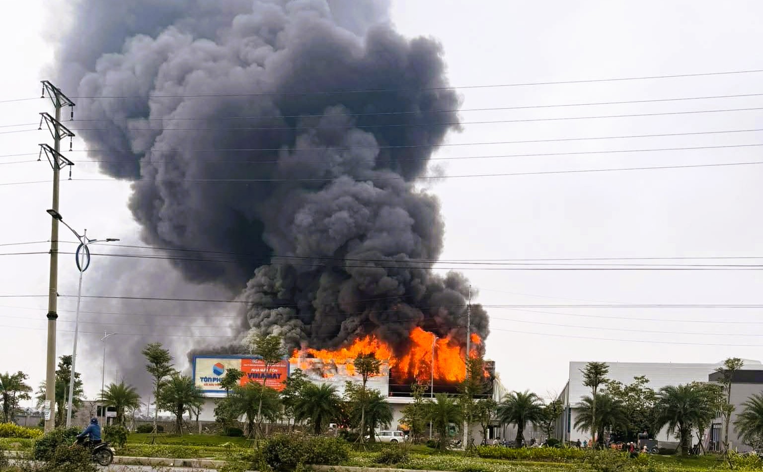 Ch&aacute;y lớn tại cụm c&ocirc;ng nghiệp ở Ninh B&igrave;nh, cột kh&oacute;i bốc cao h&agrave;ng chục m&eacute;t- Ảnh 2.