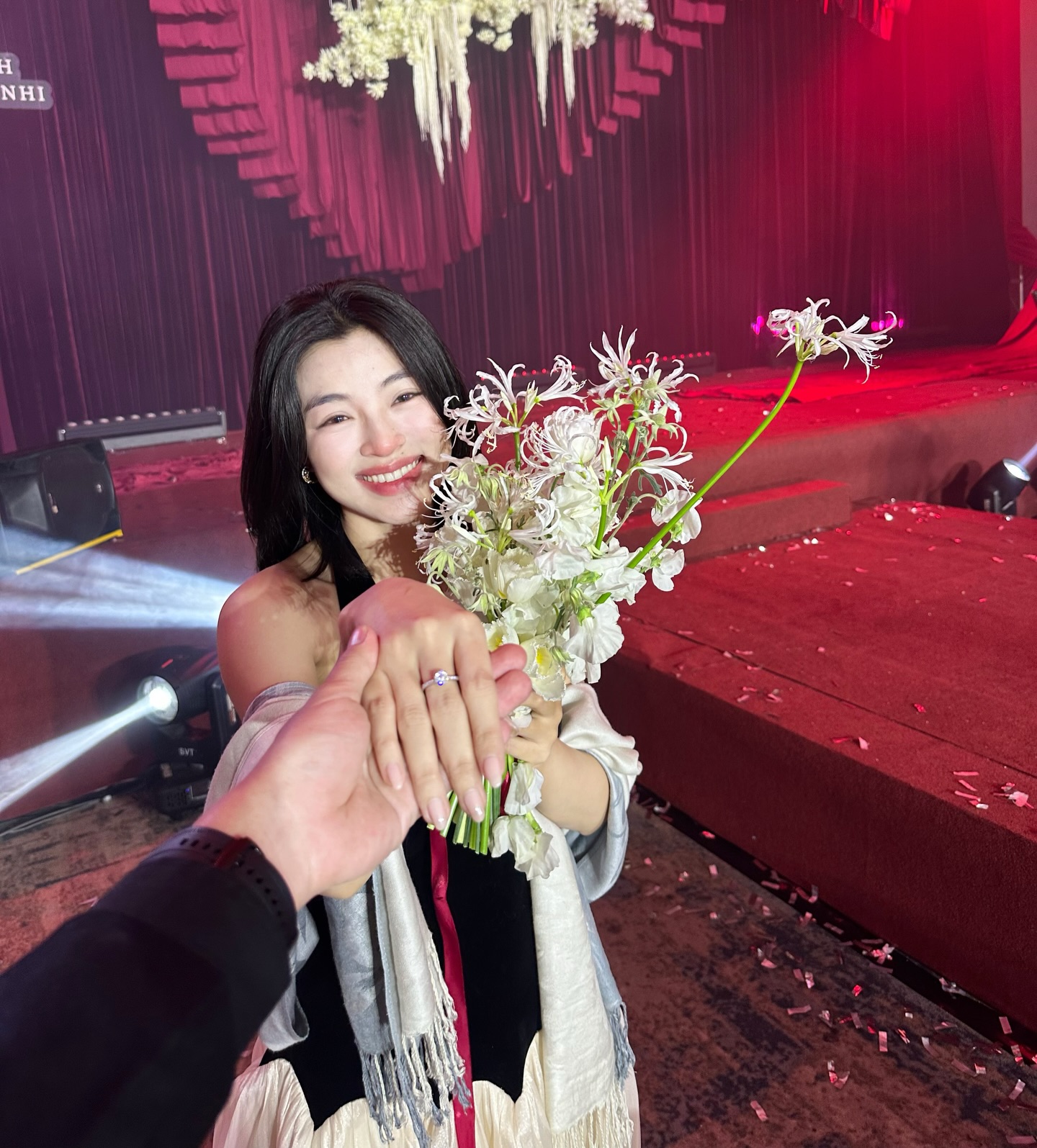 Nhan sắc kinh diễm như sao thập ni&ecirc;n 90 của c&ocirc; g&aacute;i được nhạc trưởng trẻ nổi tiếng Việt Nam cầu h&ocirc;n- Ảnh 2.