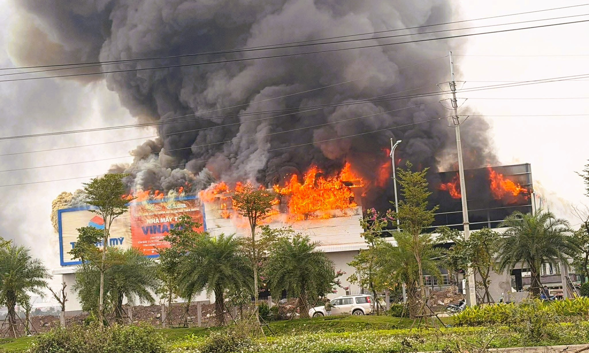 Ch&aacute;y lớn tại cụm c&ocirc;ng nghiệp ở Ninh B&igrave;nh, cột kh&oacute;i bốc cao h&agrave;ng chục m&eacute;t- Ảnh 1.
