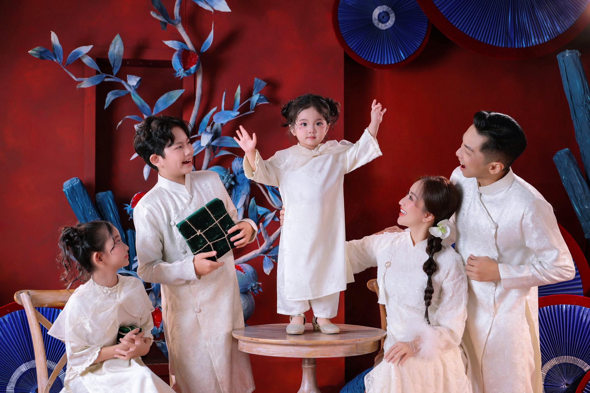 Khung h&igrave;nh to&agrave;n cực phẩm nh&agrave; Kh&aacute;nh Thi - Phan Hiển: B&eacute; Kubi xuất sắc, Anna v&agrave; Lisa g&acirc;y sốt v&igrave; qu&aacute; đ&aacute;ng y&ecirc;u- Ảnh 3.