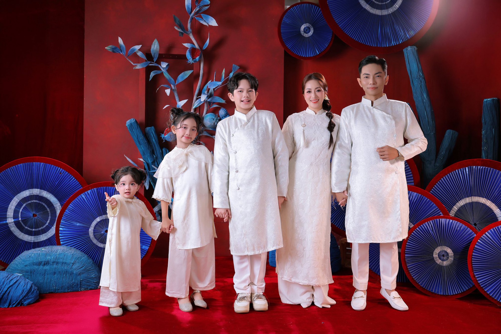 Khung h&igrave;nh to&agrave;n cực phẩm nh&agrave; Kh&aacute;nh Thi - Phan Hiển: B&eacute; Kubi xuất sắc, Anna v&agrave; Lisa g&acirc;y sốt v&igrave; qu&aacute; đ&aacute;ng y&ecirc;u- Ảnh 1.