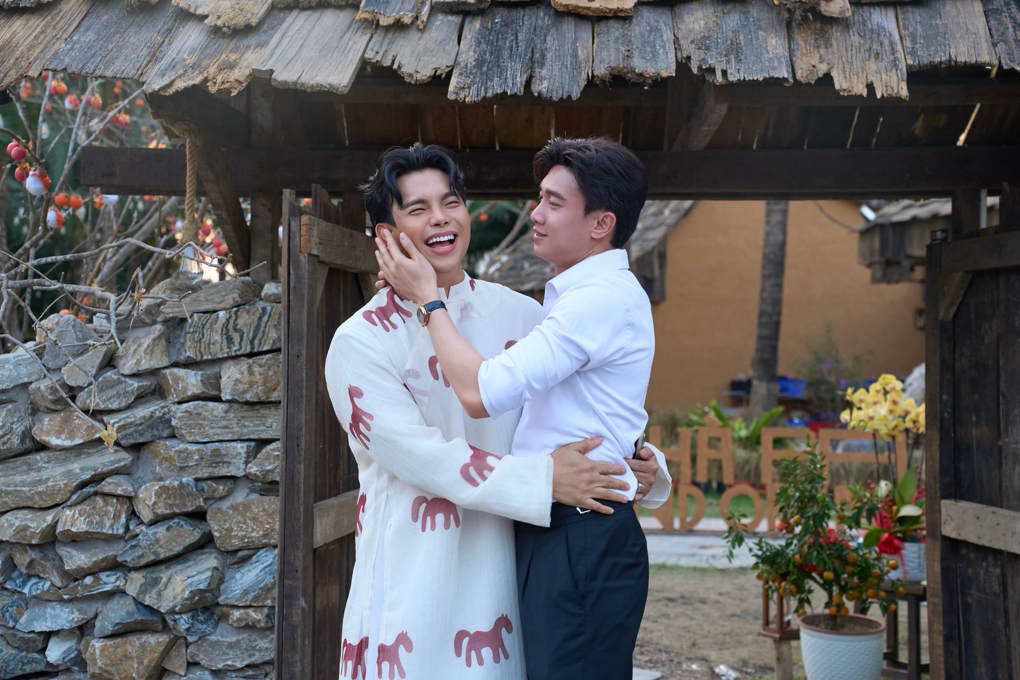 Lộ ảnh Quốc Trường h&ocirc;n 1 người đ&agrave;n &ocirc;ng- Ảnh 2.