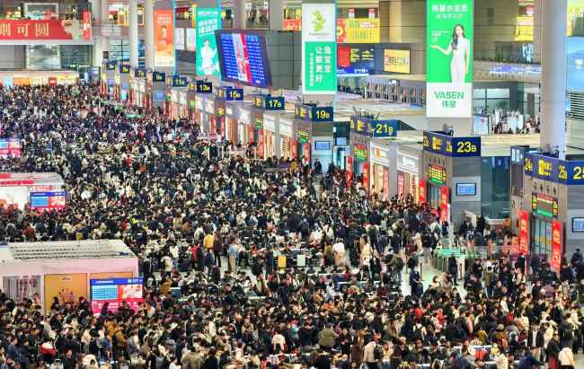 Cảnh tượng ngay l&uacute;c n&agrave;y ở ga t&agrave;u điện: Nhiều người kh&ocirc;ng tin v&agrave;o mắt m&igrave;nh- Ảnh 1.