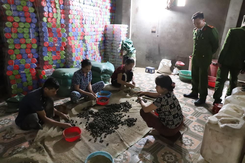 R&uacute;ng động H&agrave; Tĩnh: B&oacute;c gỡ đường d&acirc;y sản xuất thuốc đ&ocirc;ng y tăng c&acirc;n giả, thu giữ hơn 1 tấn vi&ecirc;n ho&agrave;n- Ảnh 1.