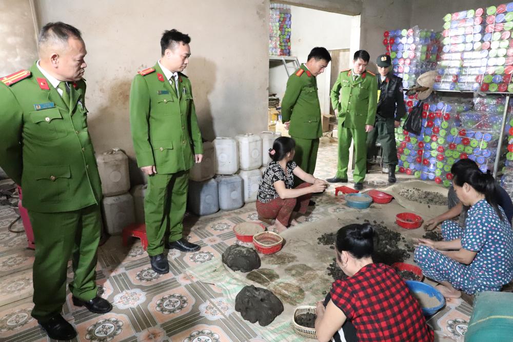 R&uacute;ng động H&agrave; Tĩnh: B&oacute;c gỡ đường d&acirc;y sản xuất thuốc đ&ocirc;ng y tăng c&acirc;n giả, thu giữ hơn 1 tấn vi&ecirc;n ho&agrave;n- Ảnh 2.