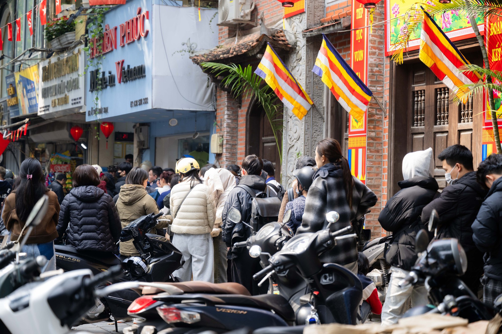 Xếp h&agrave;ng cả trăm m&eacute;t mua nem chua ở H&agrave; Nội: Người phải chờ 50 kh&aacute;ch, kẻ được 