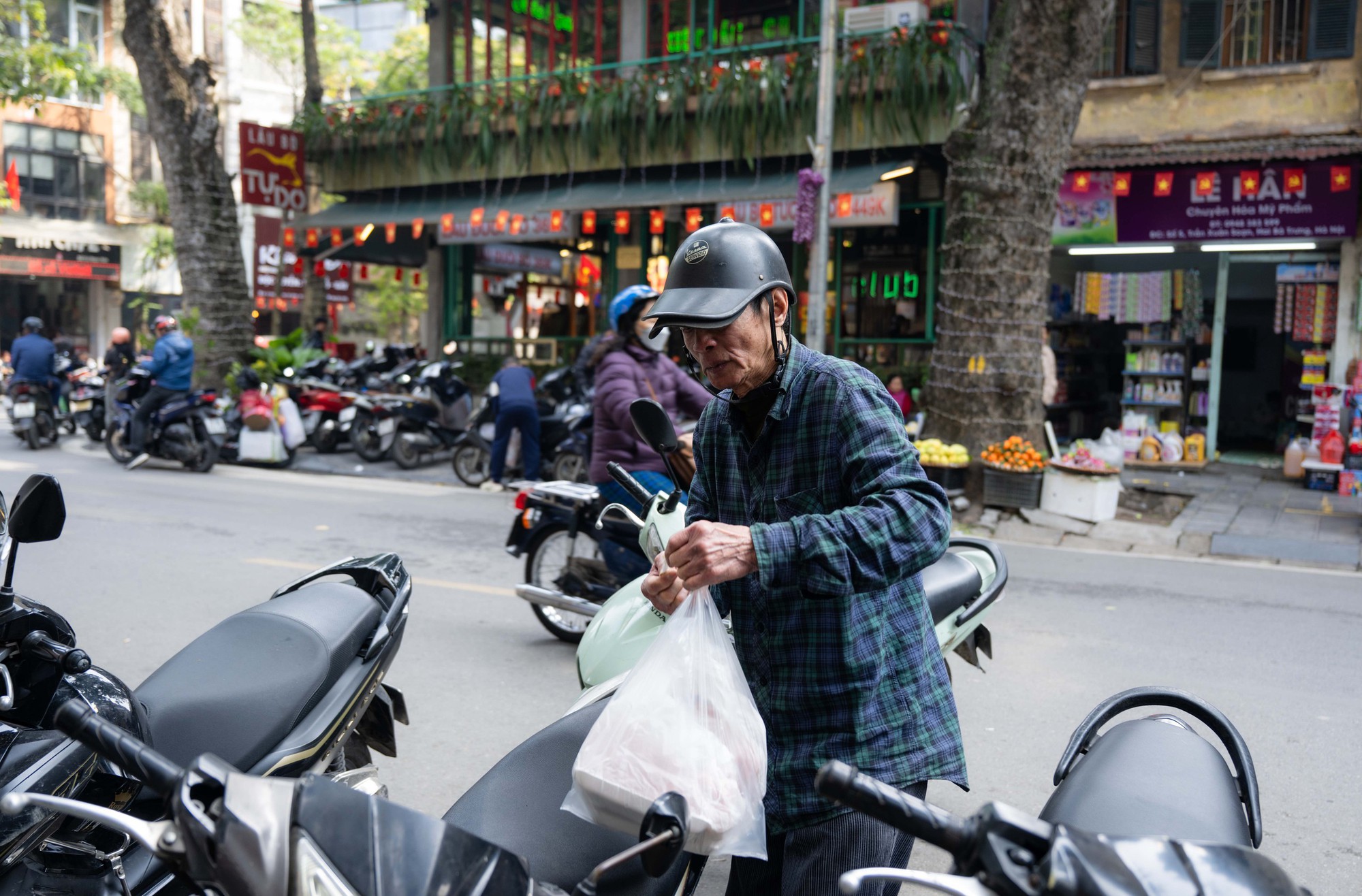 Xếp h&agrave;ng cả trăm m&eacute;t mua nem chua ở H&agrave; Nội: Người phải chờ 50 kh&aacute;ch, kẻ được 