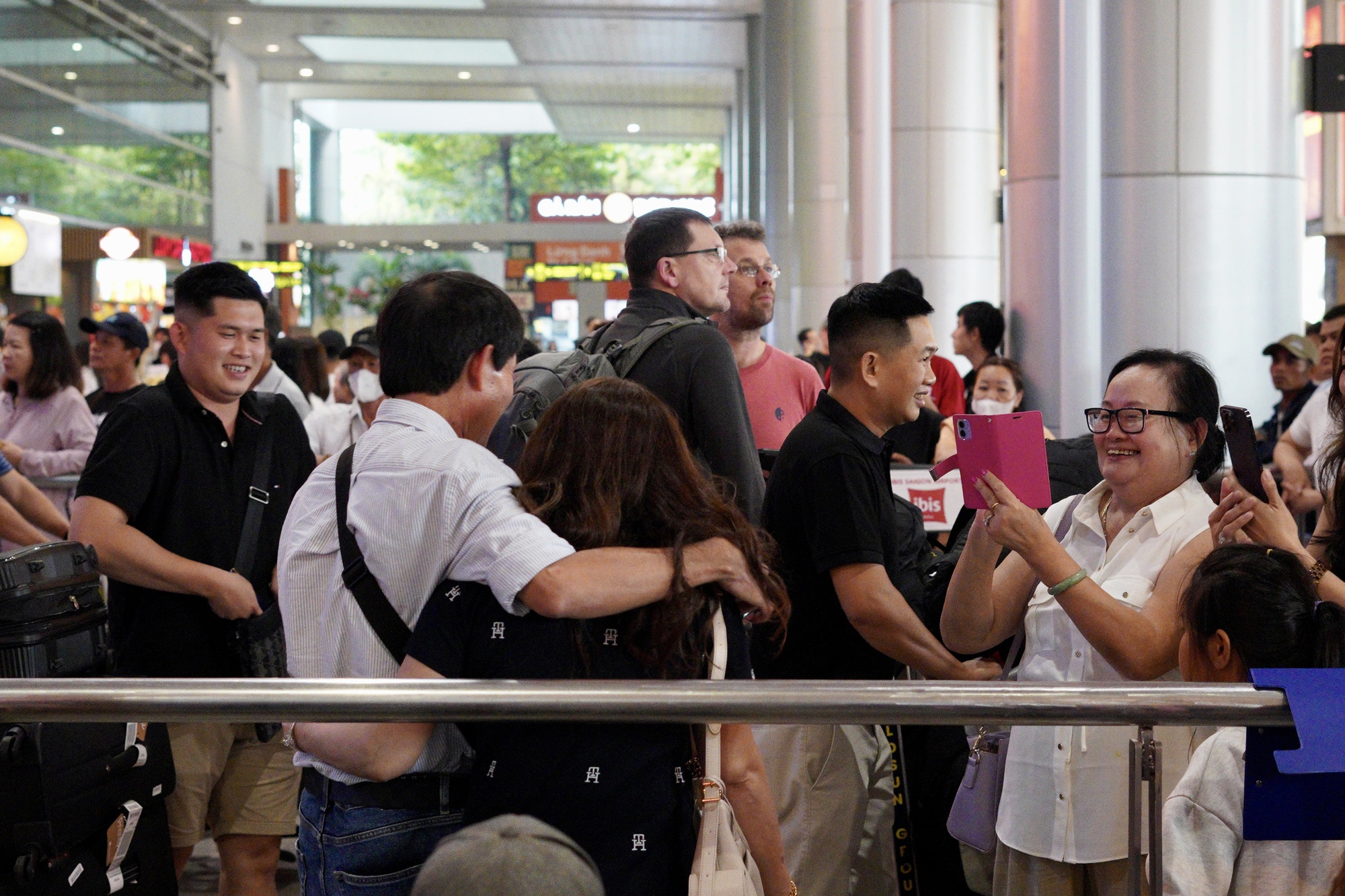 27 tiếng bay chỉ để &ocirc;m nhau một c&aacute;i: S&acirc;n bay T&acirc;n Sơn Nhất nghẹn ng&agrave;o ng&agrave;y đ&oacute;n người th&acirc;n về ăn Tết- Ảnh 12.