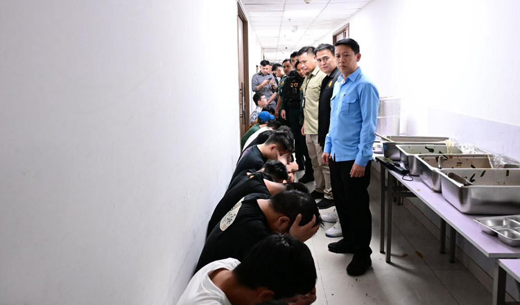 Campuchia đ&aacute;nh mạnh tụ điểm "đen", triệt h&agrave;ng loạt s&ograve;ng bạc lừa đảo lớn- Ảnh 4.