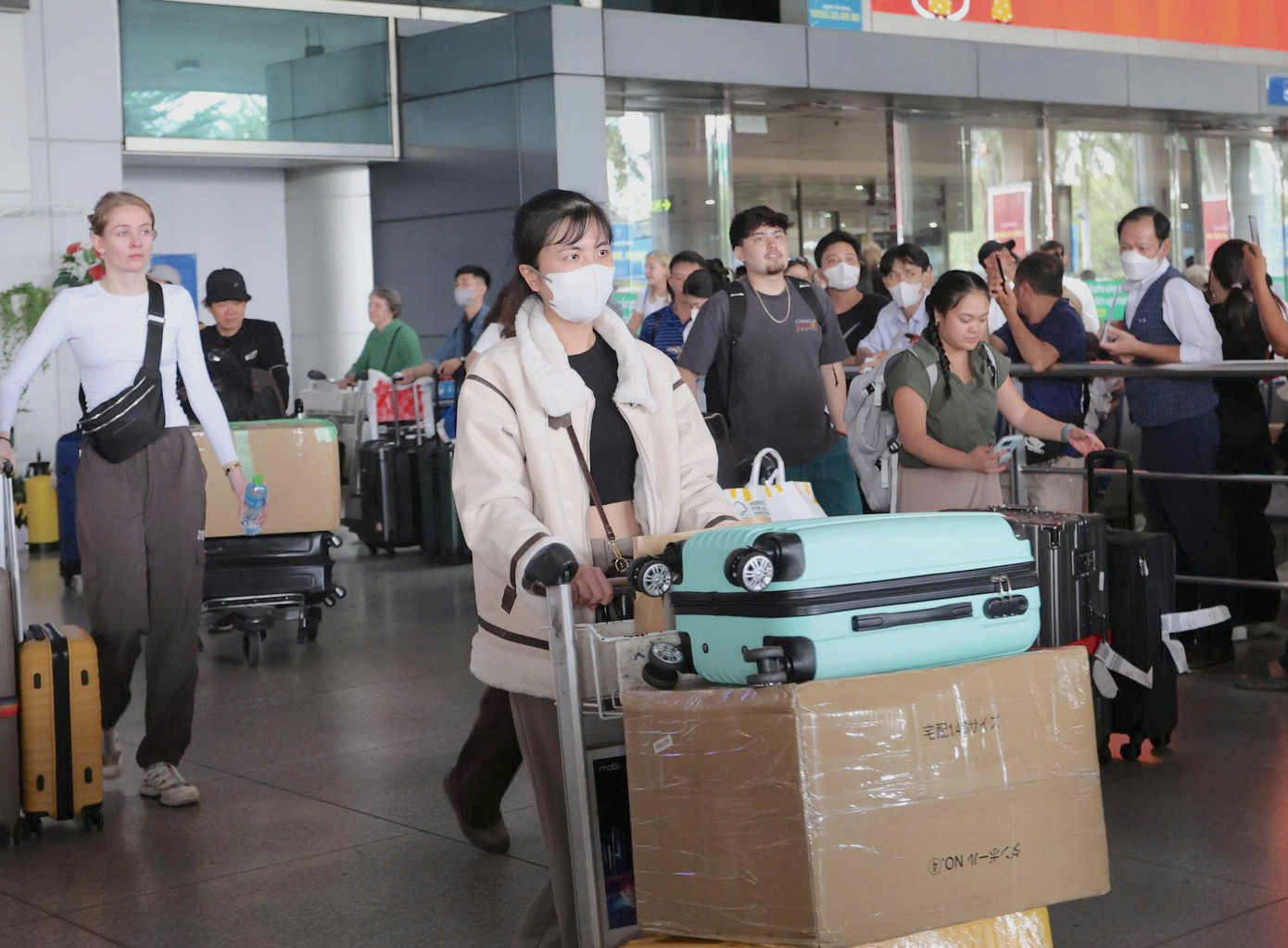 Ga quốc tế s&acirc;n bay T&acirc;n Sơn Nhất nườm nượp đ&oacute;n đưa người th&acirc;n về ăn Tết- Ảnh 7.