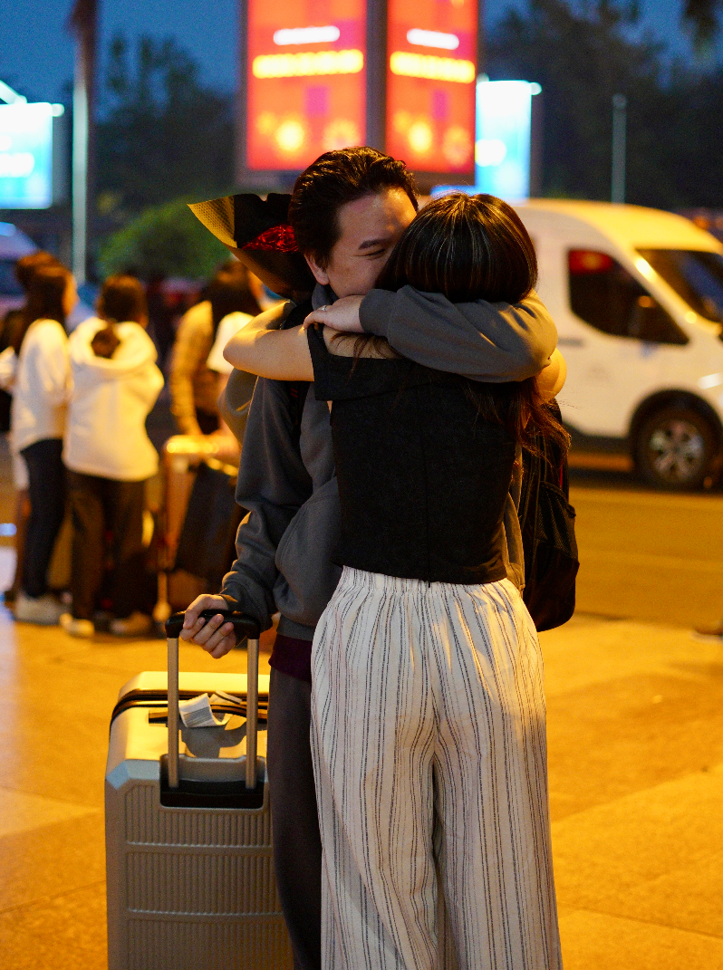 27 tiếng bay chỉ để &ocirc;m nhau một c&aacute;i: S&acirc;n bay T&acirc;n Sơn Nhất nghẹn ng&agrave;o ng&agrave;y đ&oacute;n người th&acirc;n về ăn Tết- Ảnh 7.