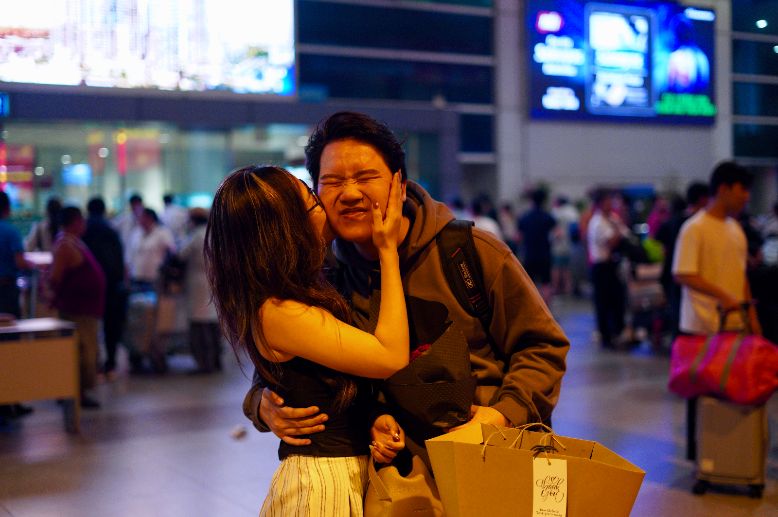 27 tiếng bay chỉ để &ocirc;m nhau một c&aacute;i: S&acirc;n bay T&acirc;n Sơn Nhất nghẹn ng&agrave;o ng&agrave;y đ&oacute;n người th&acirc;n về ăn Tết- Ảnh 10.