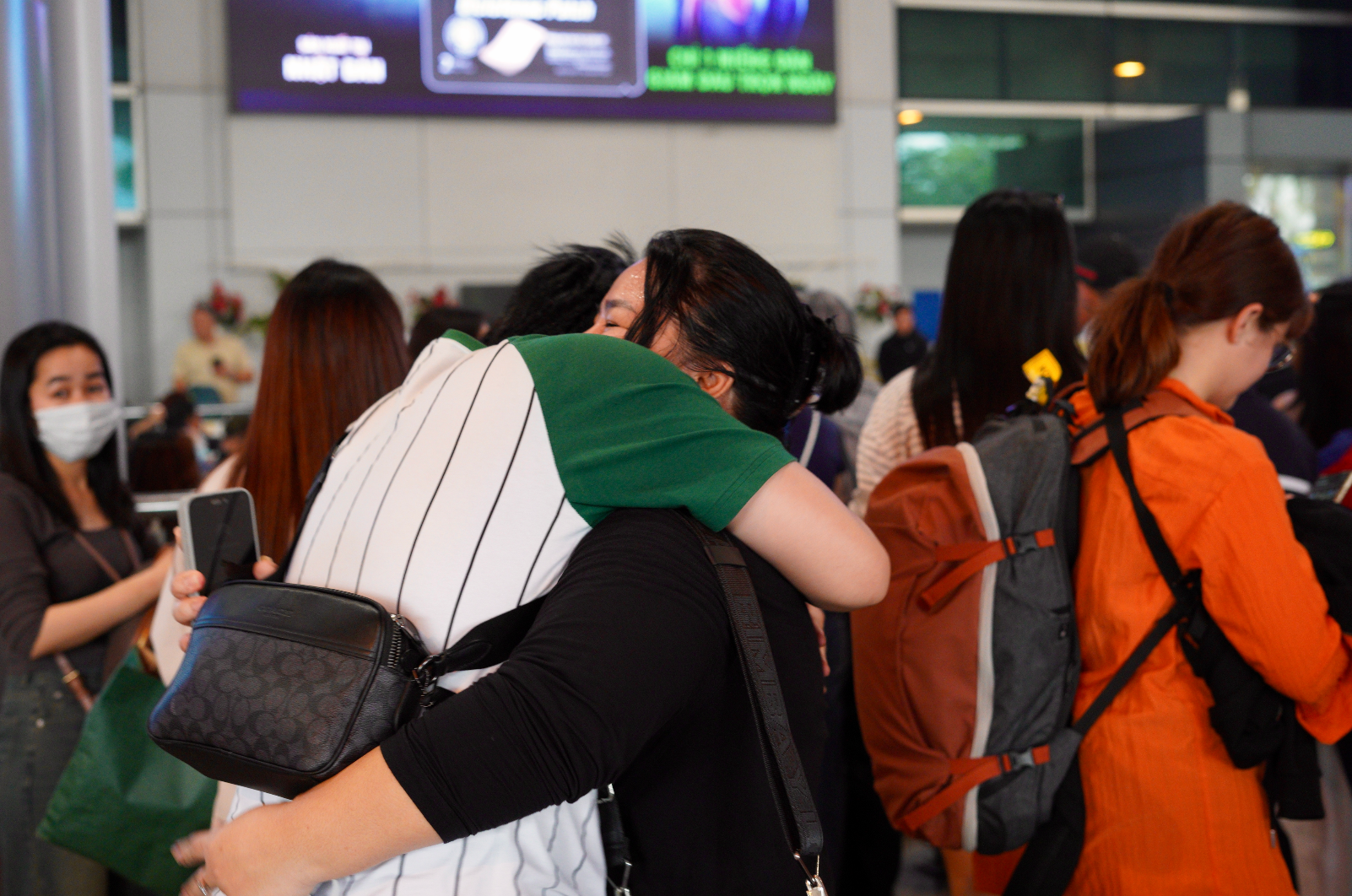 27 tiếng bay chỉ để &ocirc;m nhau một c&aacute;i: S&acirc;n bay T&acirc;n Sơn Nhất nghẹn ng&agrave;o ng&agrave;y đ&oacute;n người th&acirc;n về ăn Tết- Ảnh 14.