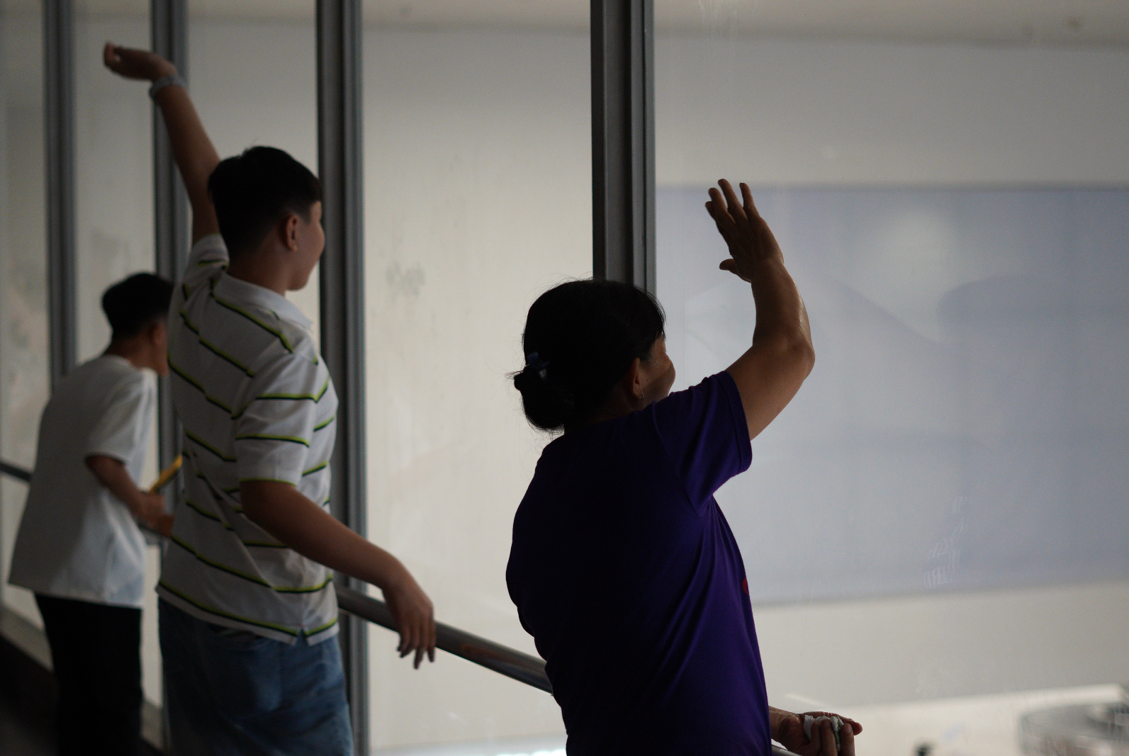 27 tiếng bay chỉ để &ocirc;m nhau một c&aacute;i: S&acirc;n bay T&acirc;n Sơn Nhất nghẹn ng&agrave;o ng&agrave;y đ&oacute;n người th&acirc;n về ăn Tết- Ảnh 13.